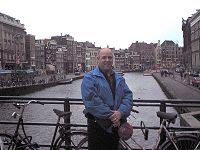 Amsterdam_Me_on_bridge.jpg (9016 bytes)