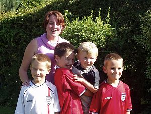 Sarah&Kids.jpg (23852 bytes)